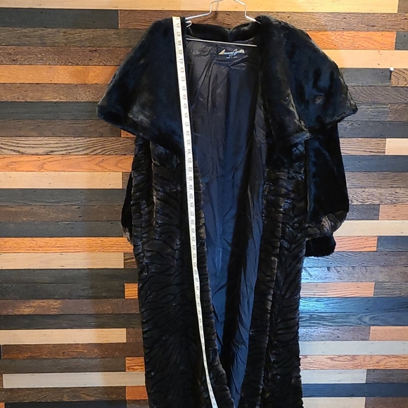 AMERICAN SIGNATURE FULL LENGHT FAUX FUELEGANT COAT - Picture 3 of 15